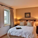 לינה וארוחת בוקר House 3*